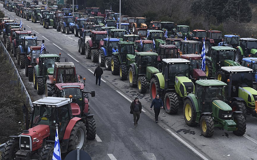 Fermerët grekë vijojnë me protestat, paralajmërojnë bllokimin e porteve dhe doganave